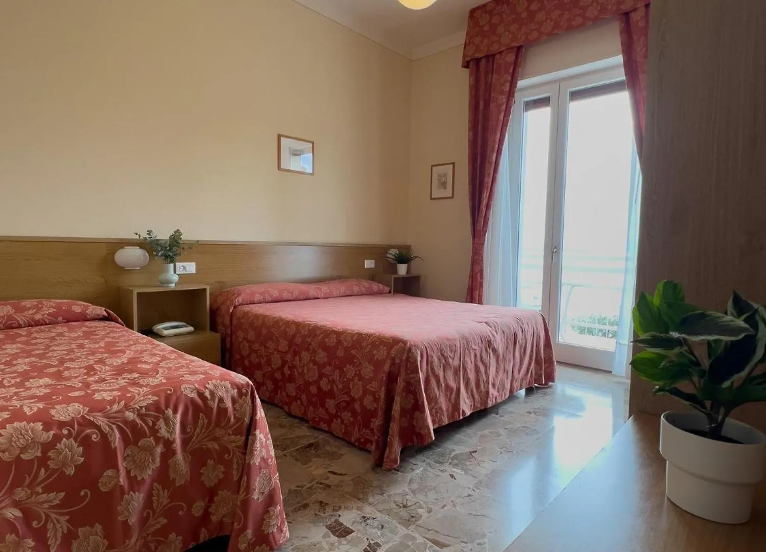Hotel Benacus Torri del Benaco 3*,  Italia