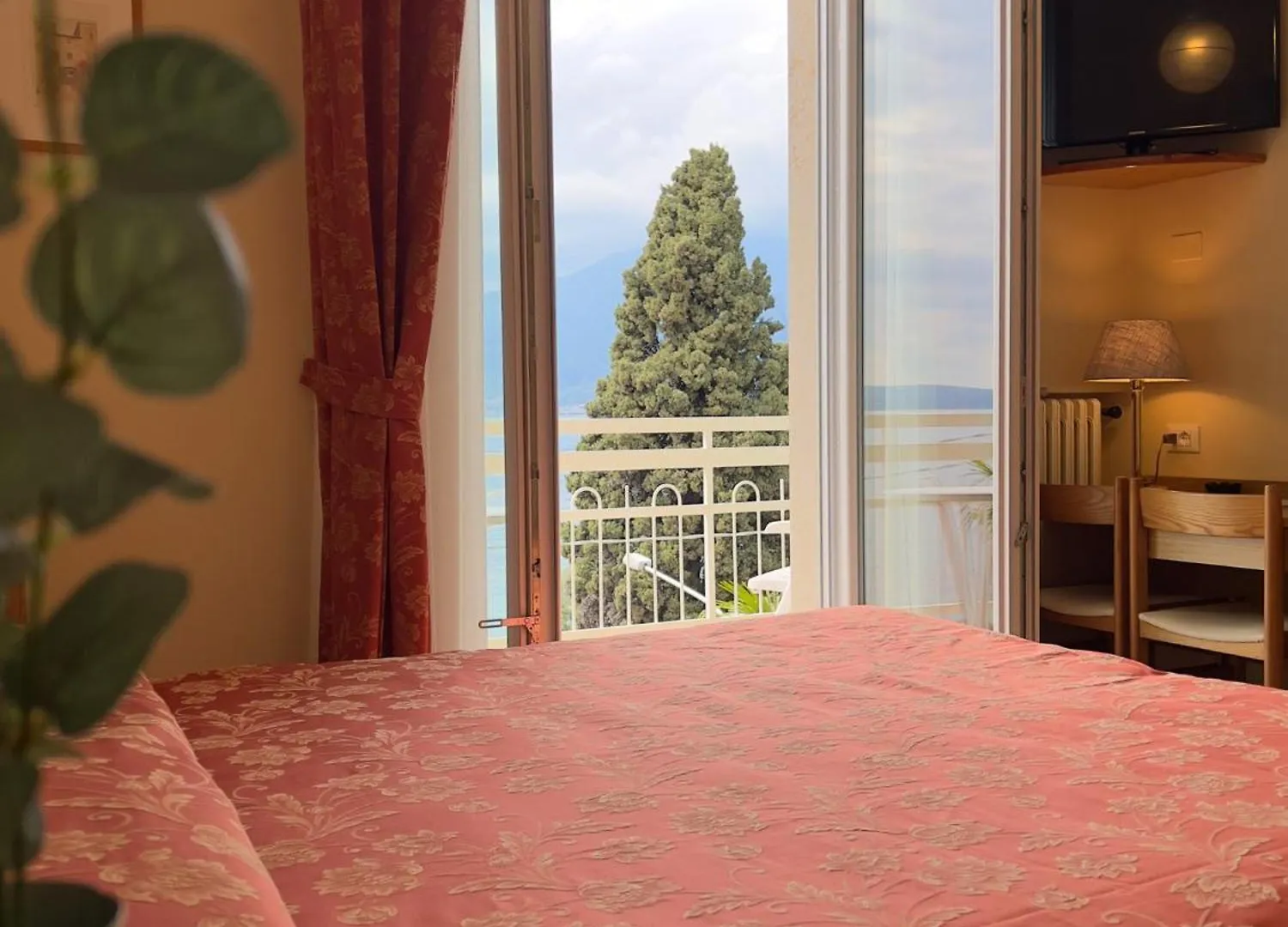 Hotel Benacus Torri Del Benaco 3*,