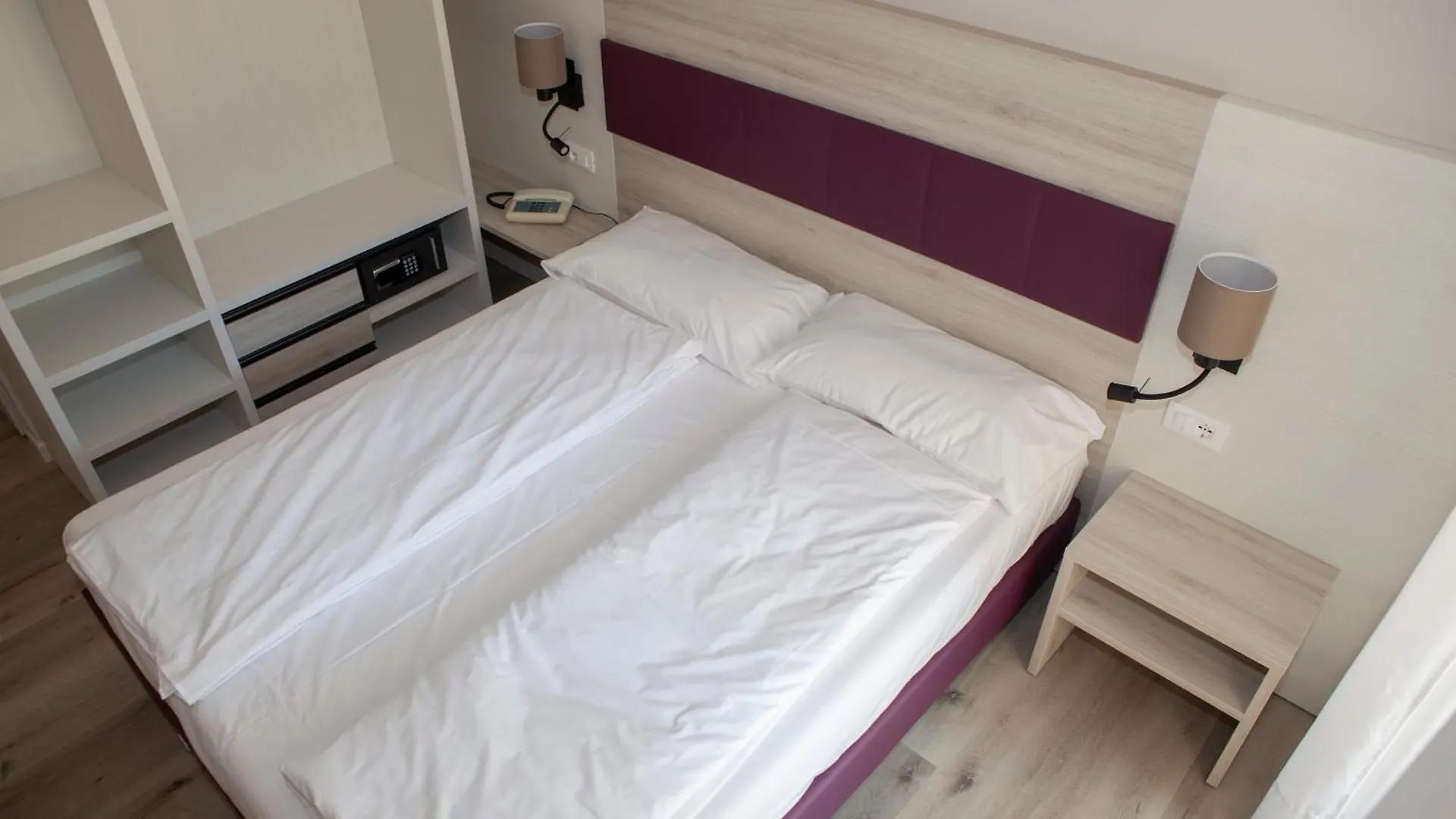 Hotel Benacus Torri Del Benaco 3*,  Italien